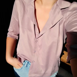  - T-shirt blus i ett silkes liknande material, helt ny och oanvänd med lapp kvar 