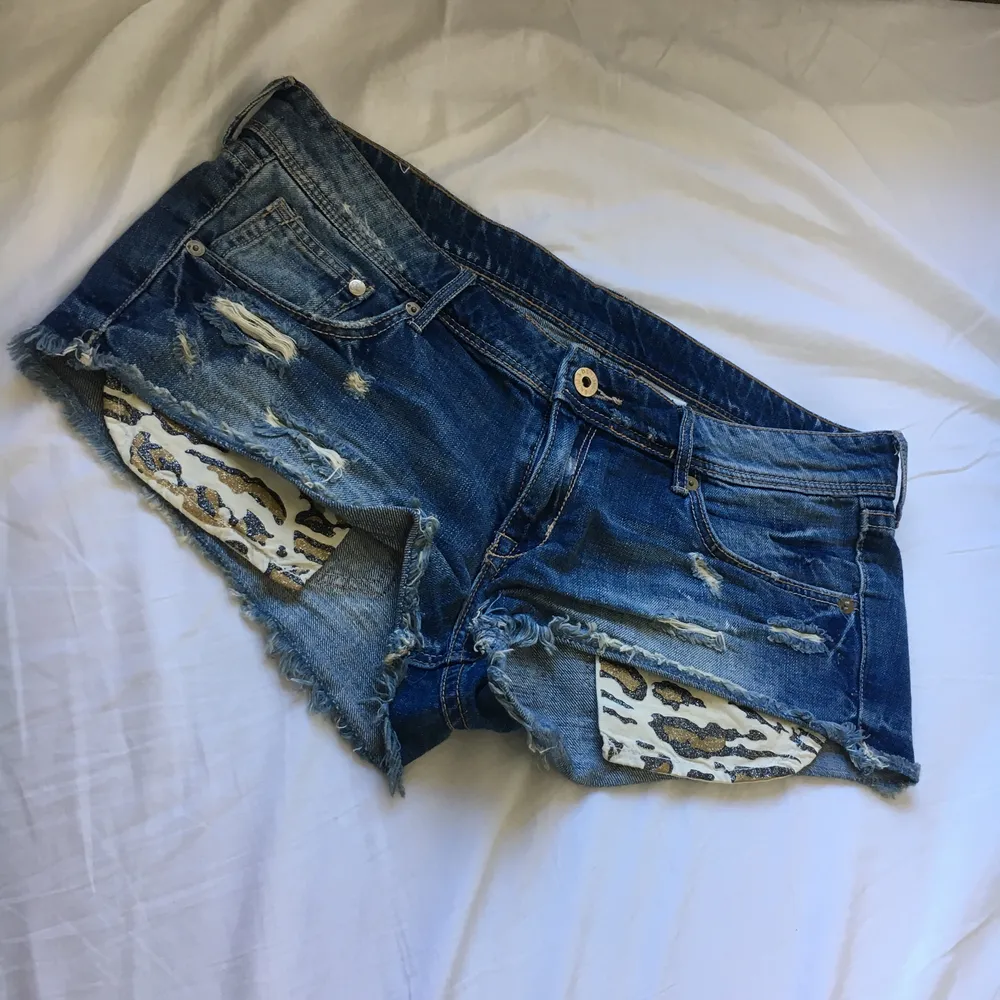 Ett par jeansshorts från H&M. I storlek 40. använt två eller tre gånger den här sommaren. . Shorts.