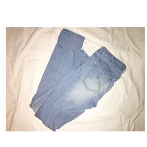 Fina, jättesköna ljusblå jeans från Pull&Bear. Bra passform och skönt material. 150kr + frakt 😊 (tar swish)