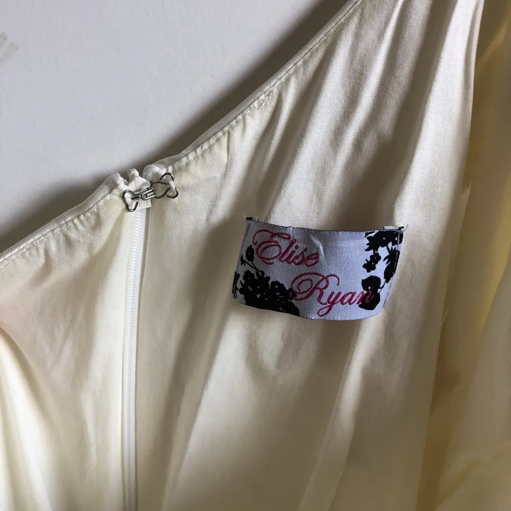 Vit figursydd klänning i stabilt silke med transparent ärm. Endast använd en gång. Hämtas i Motala eller skickas mot frakt. . Klänningar.