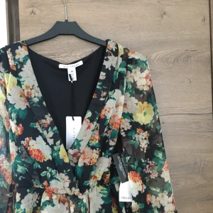  - Perfekta blommiga klänningen! Superfin till sommaren men är tyvärr för liten för mig.. Aldrig använd prislapparna kvar! ✨