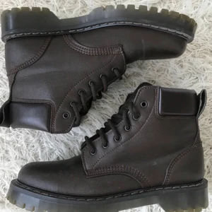  - Säljer ett par vegetariska skor, i nyskick, storlek 41 (26cm stora invändigt).  Köptes från Vegetarian Shoes (mycket fin kvalité), Brighton, Storbritannien, för ca 1100kr.