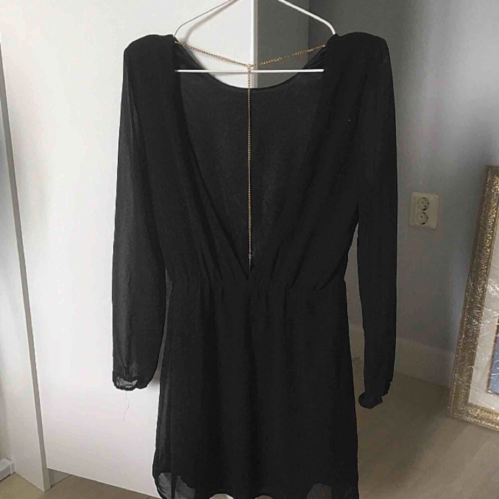 Superfin svart klänning från Bikbok. Säljer för har ingen användning utav den. Använd enstaka gånger, fint skick. (OBS, frakt ingår i priset!!). Klänningar.