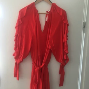 - Playsuit / byxdress aldrig använd med prislapp kvar. Passar en som har storlek 38-40. 