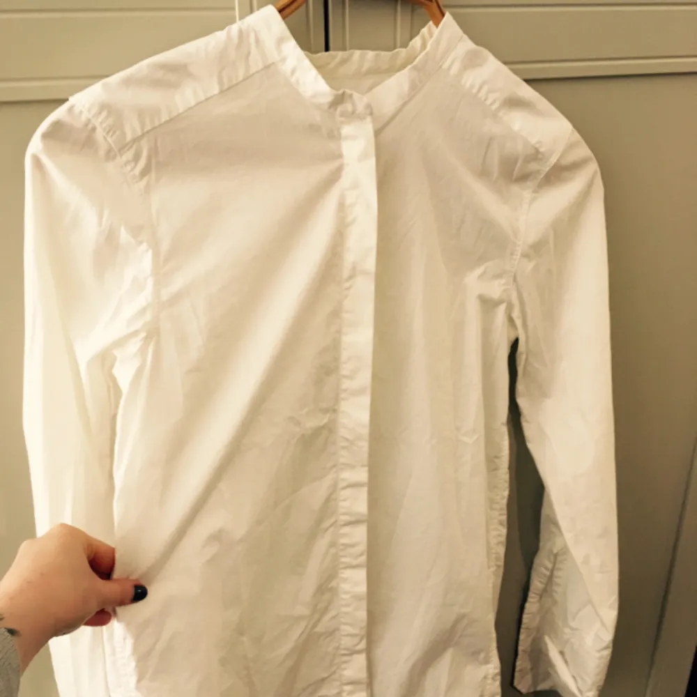Klassisk vit frackskjorta från Boomerang.. Skjortor.