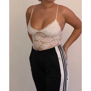 - Vit supersnygg body från BikBok🌸 Skriv gärna för fler bilder🌸 Köparen står för eventuell frakt 🌸