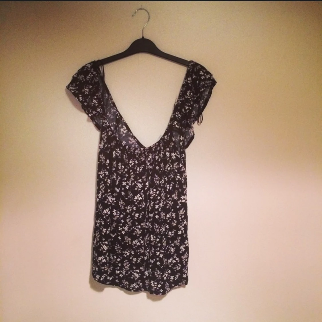 Blommig topp med fin uringning i ryggen! 