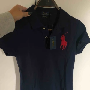  - Mörkblå piké i st S med prislappen kvar = oanvänd 