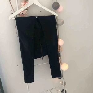  - Superfina högmidjade jeans från pieces som tyvärr inte passar mig längre☹️ jättesköna och sitter jättesnyggt på!! Kan mötas upp i Helsingborg eller frakta!! Köparen står för frakten!💗