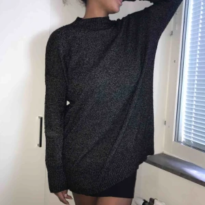  - Jättefin lång tröja/kort klänning från Monki. Perfekt till höst och vinter! Kan mötas i Stockholm eller skickas mot fraktkostnaden! 😊