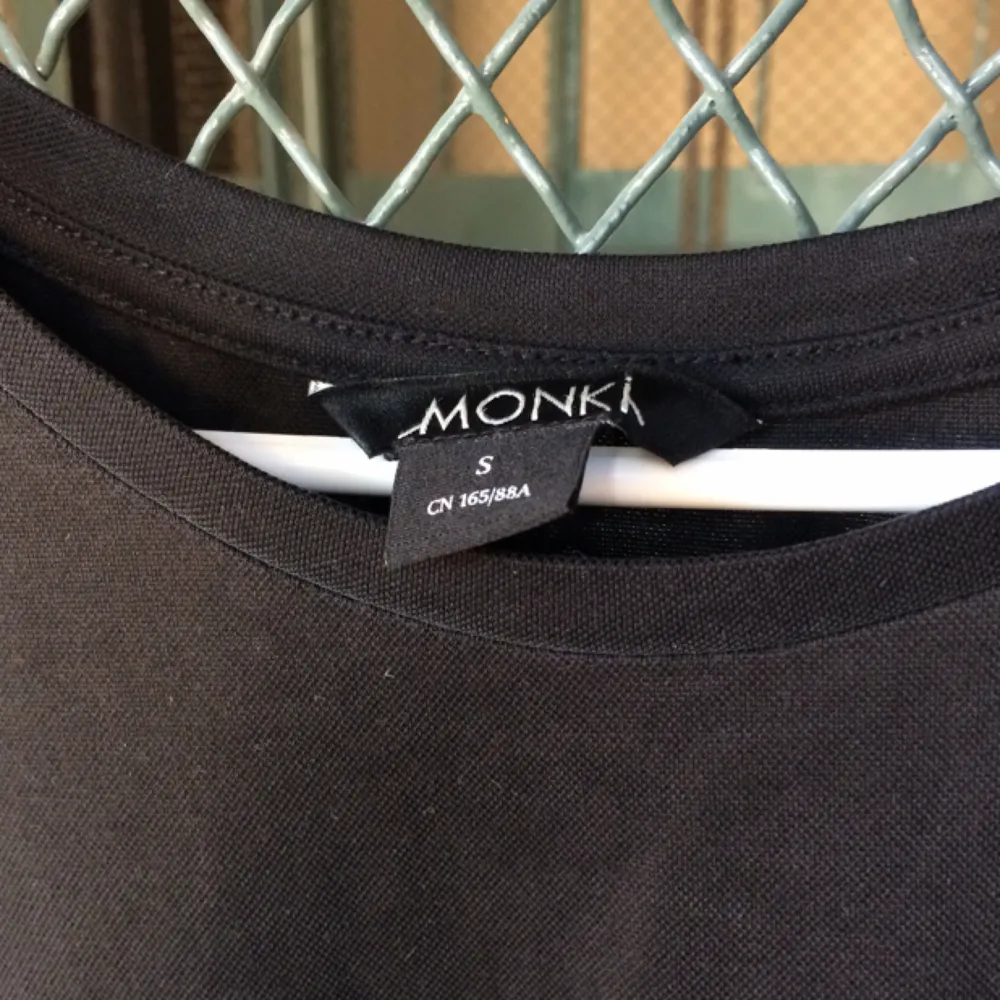 Monki sleeveless t-shirt klänning ✖️ Väldigt mjukt matte tyg som faller fint på kroppen. Klänningar.