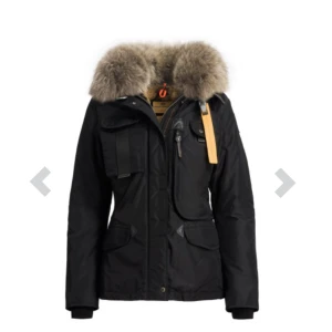 - Säljer nu min Parajumper Denali black i storlek S då den inte passar mig längre. Inköpt hösten 2017 och endast använd halva vintern.  Äkthetsbevis och en extra logga ingår. Möts helst upp i Haninge/Vendelsö. Tar swish, kan gå ner i pris vid snabb affär💕
