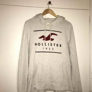 Beige hoodie från Hollister med vinröd logga framtill