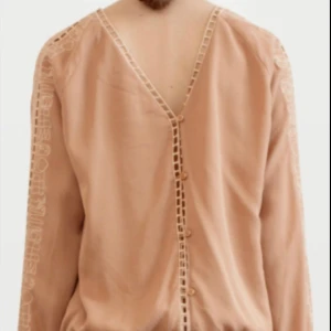  - Blus från rodebjer. Använd 2-3 gånger! Den är i jättefint skick. Finns att hämta i Solberga, Stockholm. Eller skickas mot att köparen står för frakten