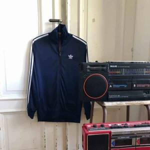  - Trevlig vintage adidas track top från 80-talet. Ficka i fram med dragkedja 