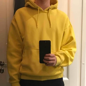  - Gul huvtröja från Weekday i storlek M 