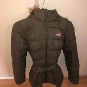  - Brun/grön jacka från Hollister. Rätt så välanvänd men fortfarande i bra skick. 100kr + köparen står för frakten.  