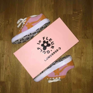  - BJUDER PÅ FRAKT VID SNABB AFFÄR!! Tyler The Creator Golf le Fleu x Converse senaste släppet med svartvit sula. Färg slutsåld överallt. Sparsamt använda. Pris kan eventuellt diskuteras. 