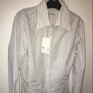  - Snygg figursydd skjorta från Linnéa Braun stl XS. Lappen sitter kvar. Ny