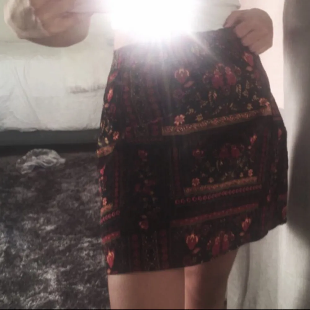 En mönstrad kjol som aldrig kommit till användning, köpt i storlek 38 och var köpt för 199 kronor! . Kjolar.