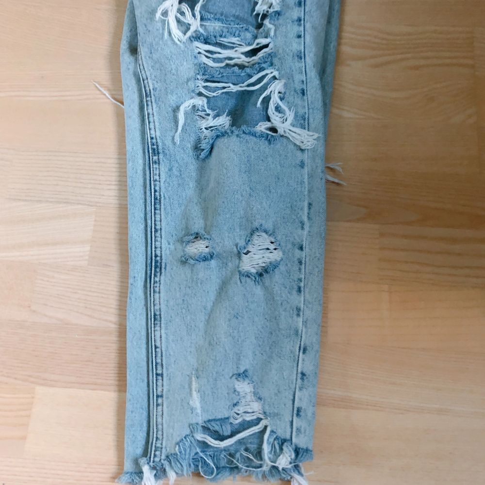 Ripped mom-jeans från Pull&Bear i storlek 38/M! Möts upp i Stockholm, annars står köparen för frakt. . Jeans & Byxor.
