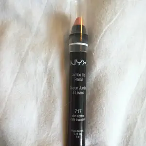 Jumbo Lip Pencil från NYX i färgen Irish Coffee! Superfin färg, och är endast swatchad ett par gånger. Köparen står för frakt.