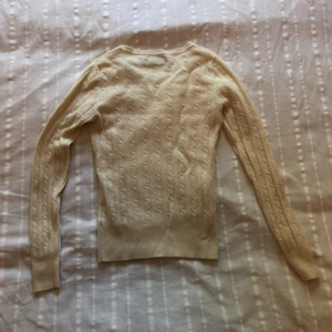  - Gant tröja. Liten i storleken. 