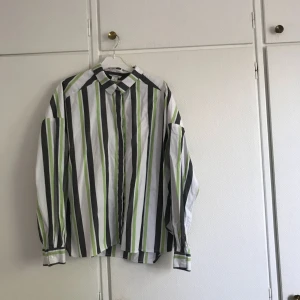  - Jättesnygg skön shorta från monki, passar även dem som har S, säljes pga att den aldrig kommer till användning:/ Köparen står för frakten