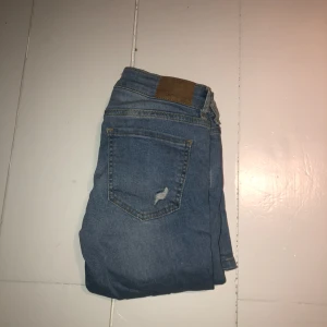  - Säljer ett par jeans ifrån Ginatricot 🌻byxorna är väl använda men i fint skick  