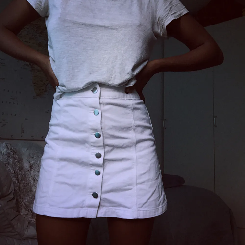 Säljer min snygga vita jeans kjol från H&M, köparen står för frakten på 35kr. Kjolar.