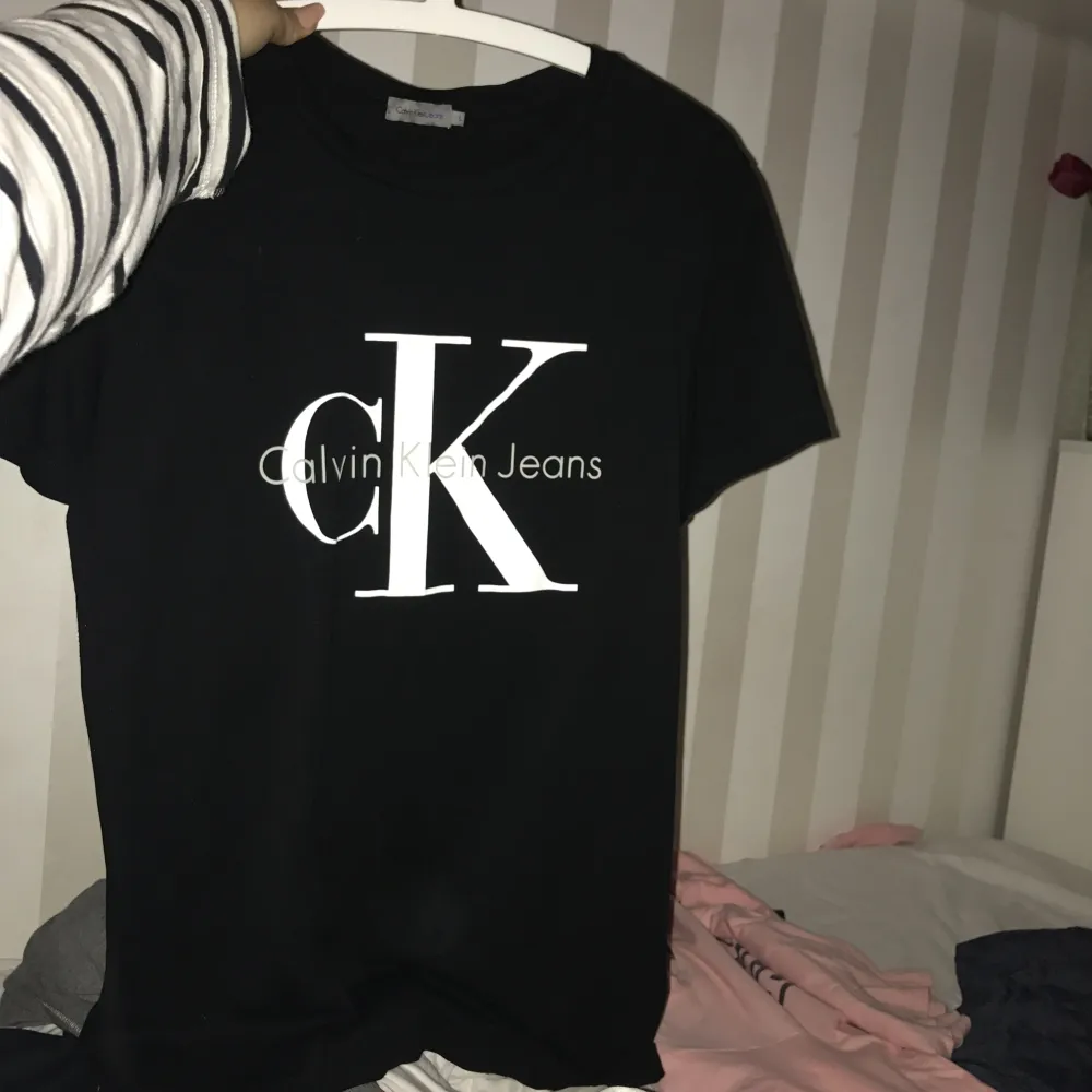 Nyinköpt Calvin Klein t shirt i strlk L. Myckeet fint skick. 200kr elr bud. Kan byta mot vans, fila, adidas, Nike osv. Frakt tillkommer på alla kläder jag säljer!!!!. T-shirts.