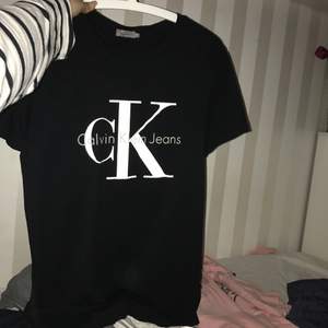 Nyinköpt Calvin Klein t shirt i strlk L. Myckeet fint skick. 200kr elr bud. Kan byta mot vans, fila, adidas, Nike osv. Frakt tillkommer på alla kläder jag säljer!!!!