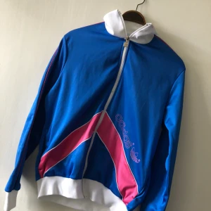  - Supertung adidas vintage 🔥🔥🔥Trevligt skick. Storlek medium / liten large (180 France) hämtas i Uppsala eller kan skickas mot fraktkostnad vintage 1980s