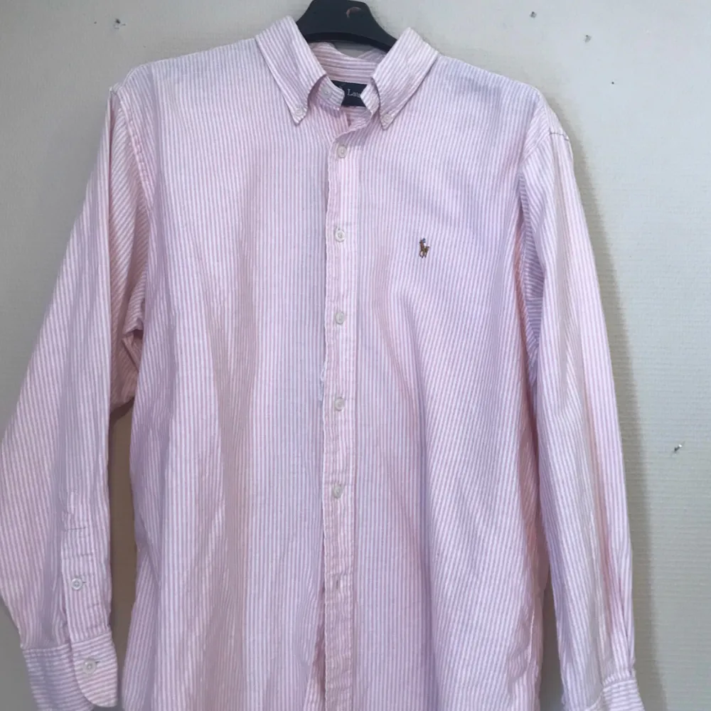 Ljus rosa Ralph Lauren skjorta i herr modell . Skjortor.