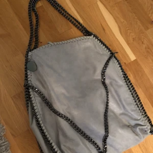  - Superfin väska i grått, en liten fläck på baksidan annars i fint skick! 