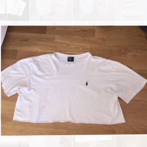  - Säljer en fin Ralph Lauren t-shirt som jag klippt till en croptop. Det står storlek L på lappen men jag är str S och det funkade så skulle säga att den passar storlekarna S M & L. Köparen står för fraktkostnader annars kan jag mötas upp i Stockholm ❤️
