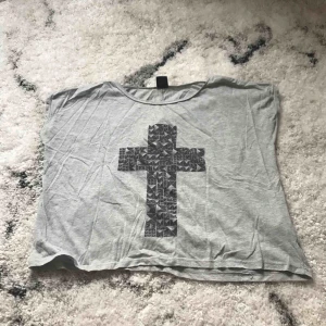  - Kors med tryckta nitar. Skicket är helt ok, lite sliten.