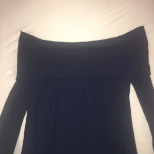  - Blå offshoulder, använd en gång endast, från ginatricot