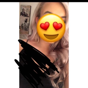  - Bilden är inte helt rättvis håret är nog ett steg ljusare går lite åt lila hållet för att jag har tvättat med silvershampoo, annars är de nytt tvättat en gång använt en gång, från cloes 55cm långt nypris 1199