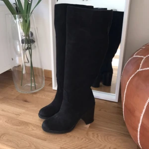  - Sååå snygga boots i svart mocka imitation. Använda endast en gång och säljes pga att jag inte kan gå i dom. Klackarna är ca 10cm. Nypris är 699:-  Kan skickas mot fraktkostnad. 