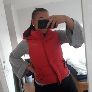  - Väst från hollister i jättefint skick, perfekt nu till vår.stl L men funkar nog bättre till en stl M.