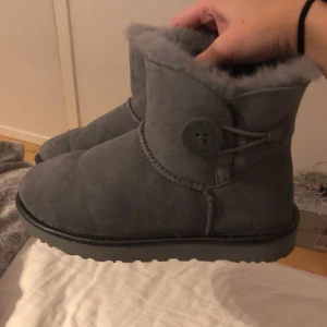  - Gråa uggs i storlek 38 inköpa i år och sparsamt använda