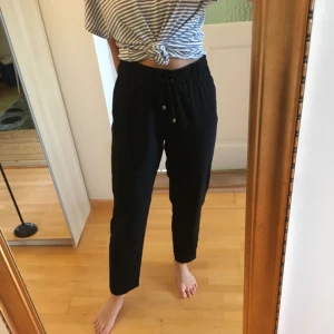  - Svarta kostymbyxor från Lindex, upplagda. Passar en runt 160cm