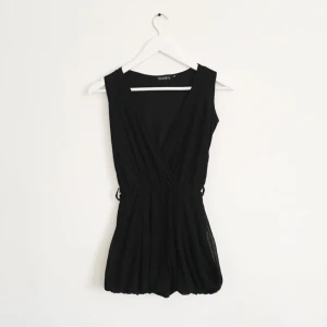  - Världens finaste jumpsuit från Nelly, som numera är för liten för mig. Smickrande för både rumpan och har en fin urringning. 