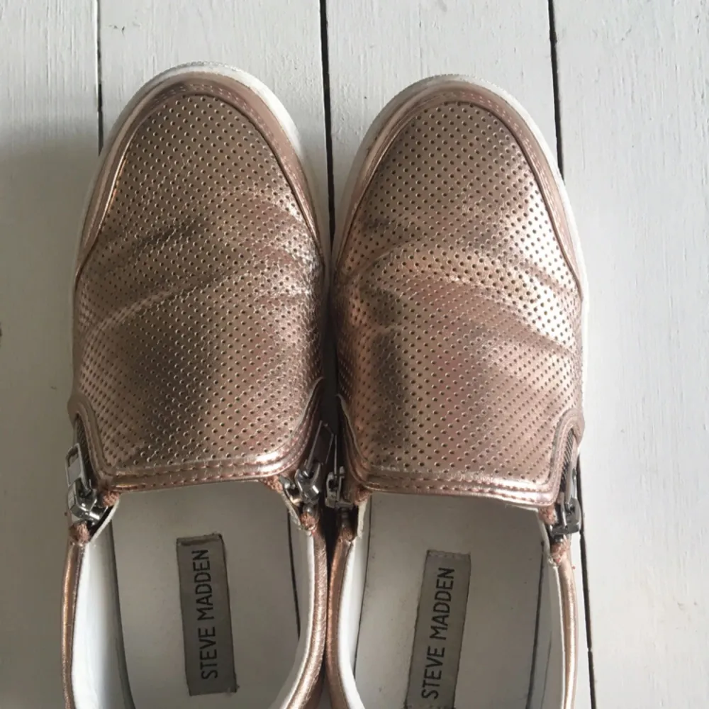 Sneakers från Steve madden. Väldigt sparsamt använda. Står inte storlek på men jag har 37 och de passar mig utmärkt men kan även passa en 38. . Skor.