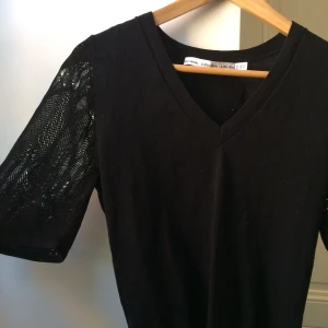  - Underbar tröja från & Other Stories med spets-ärmar! Knappt använd 
