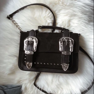  - Trendig crossbody-bag med silvriga detaljer! Nästan helt oanvänd köpt på river island 