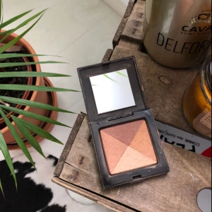  - Säljer min shimmer bloc från Laura mercier! Nypris 470 kr! Superfin för att glowa lite extra i vår! Högstbjudande får den! 💅💄👄👀