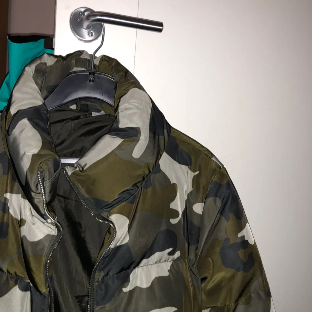 Puffer jacket i camo från H&M, sparsamt använd!!  . Jackor.