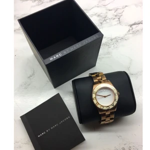  - Äkta klocka från Marc by Marc Jacobs. Nypris 1500. Pris kan diskuteras. Behöver batteribyte